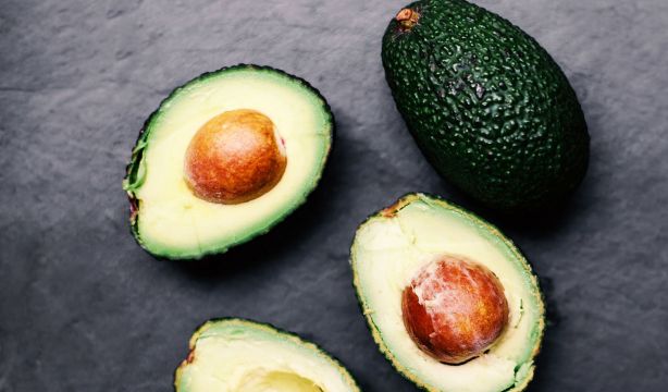 El truco del plátano para que los aguacates maduren más rápido