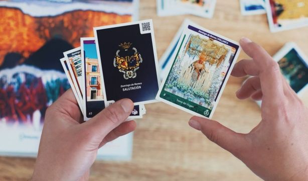 ¿Sabes lo que son las 'Holy Cards'? Los secretos de esta curiosa colección de cromos de Semana Santa