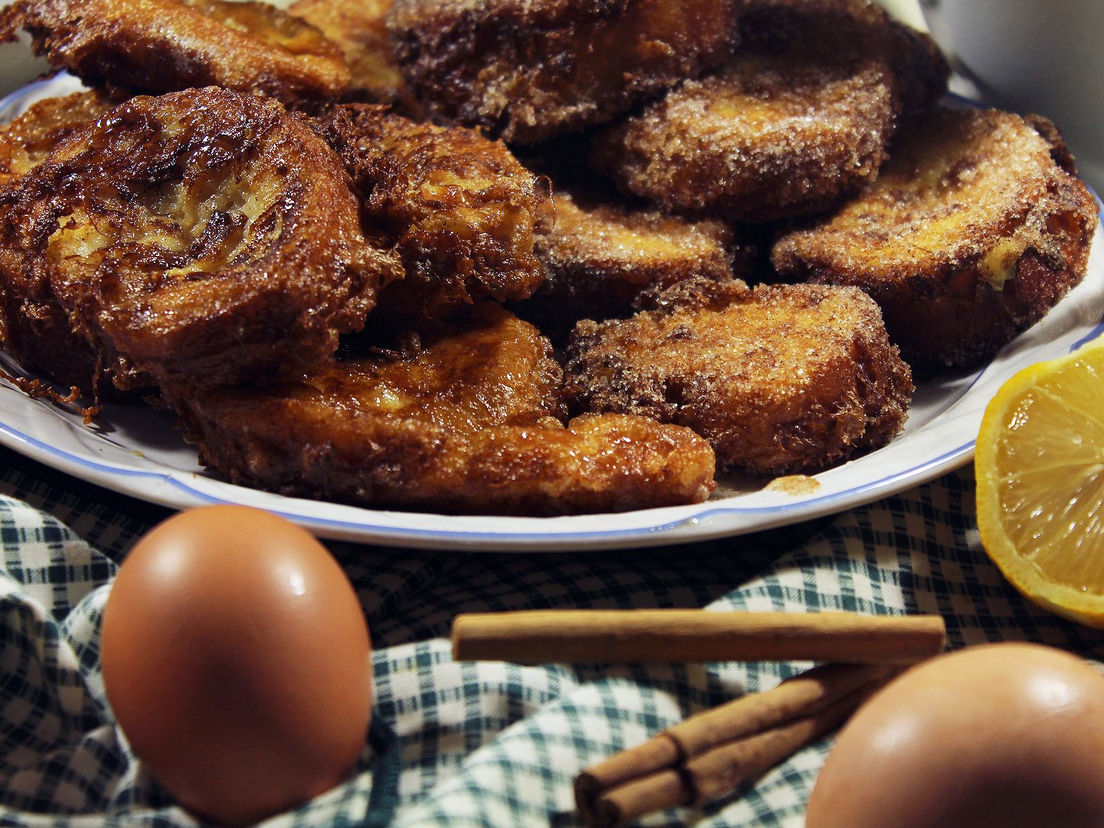 Receta de torrijas tradicionales y tres versiones de autor con productos muy madrileños. Foto: bigstock