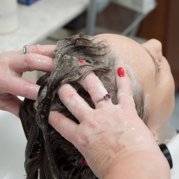 Mujer recibiendo un masaje de cuero cabelludo