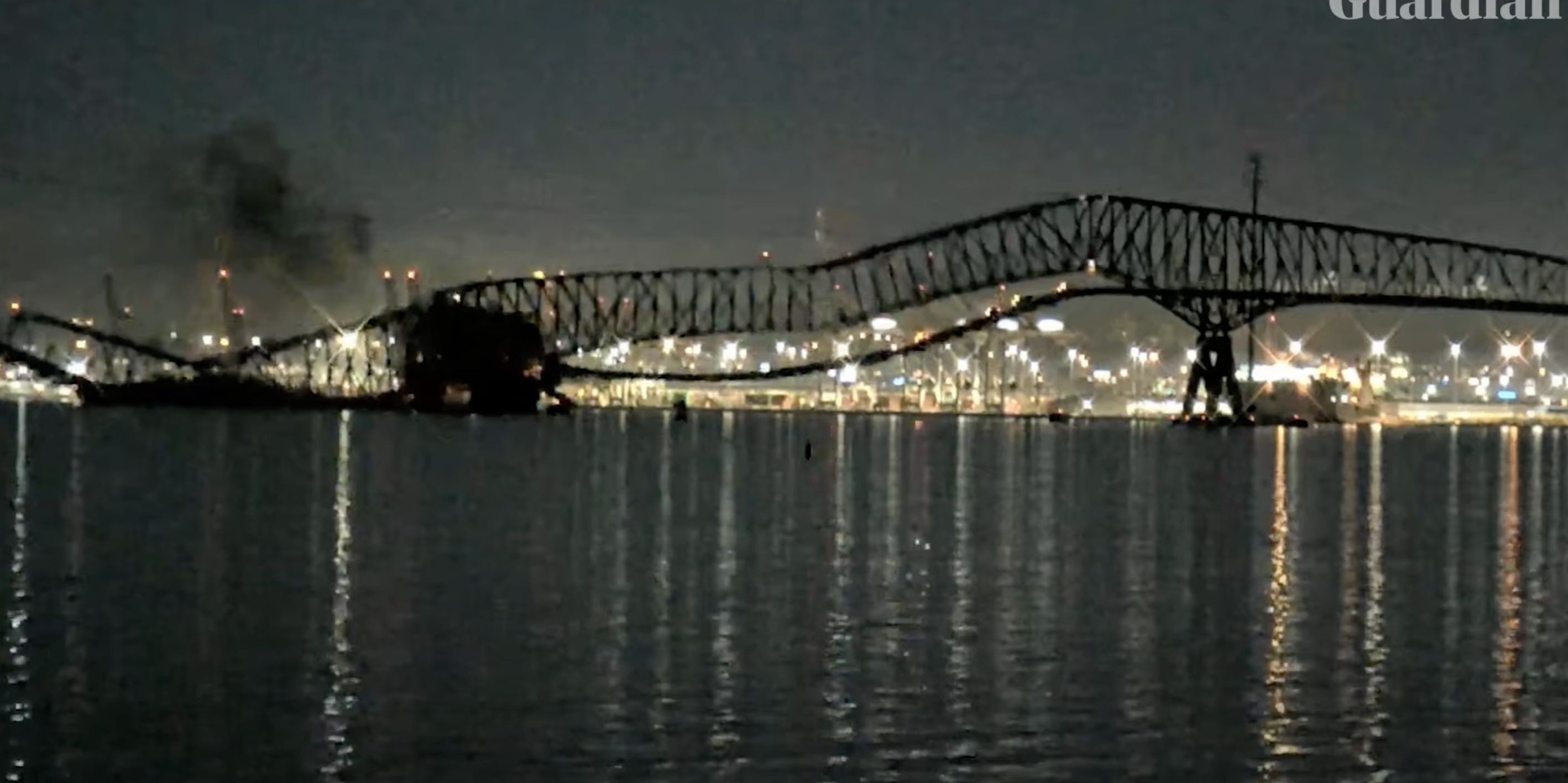 Un carguero choca contra el mayor puente de Baltimore y lo derrumba mientras cruzaban coches