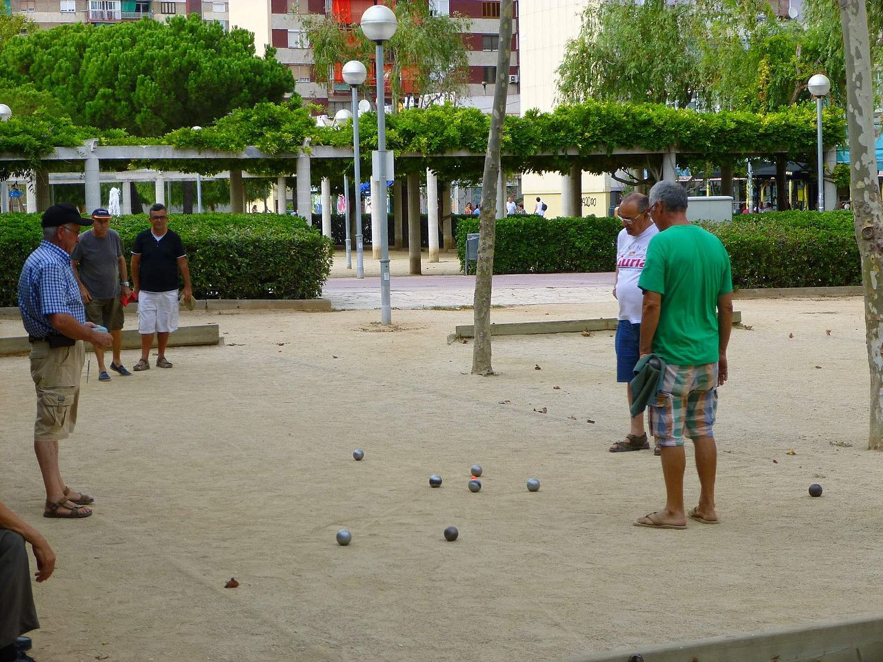 Personas jugando a la petanca en Hospitalet de Llobregat (Creative commons)
