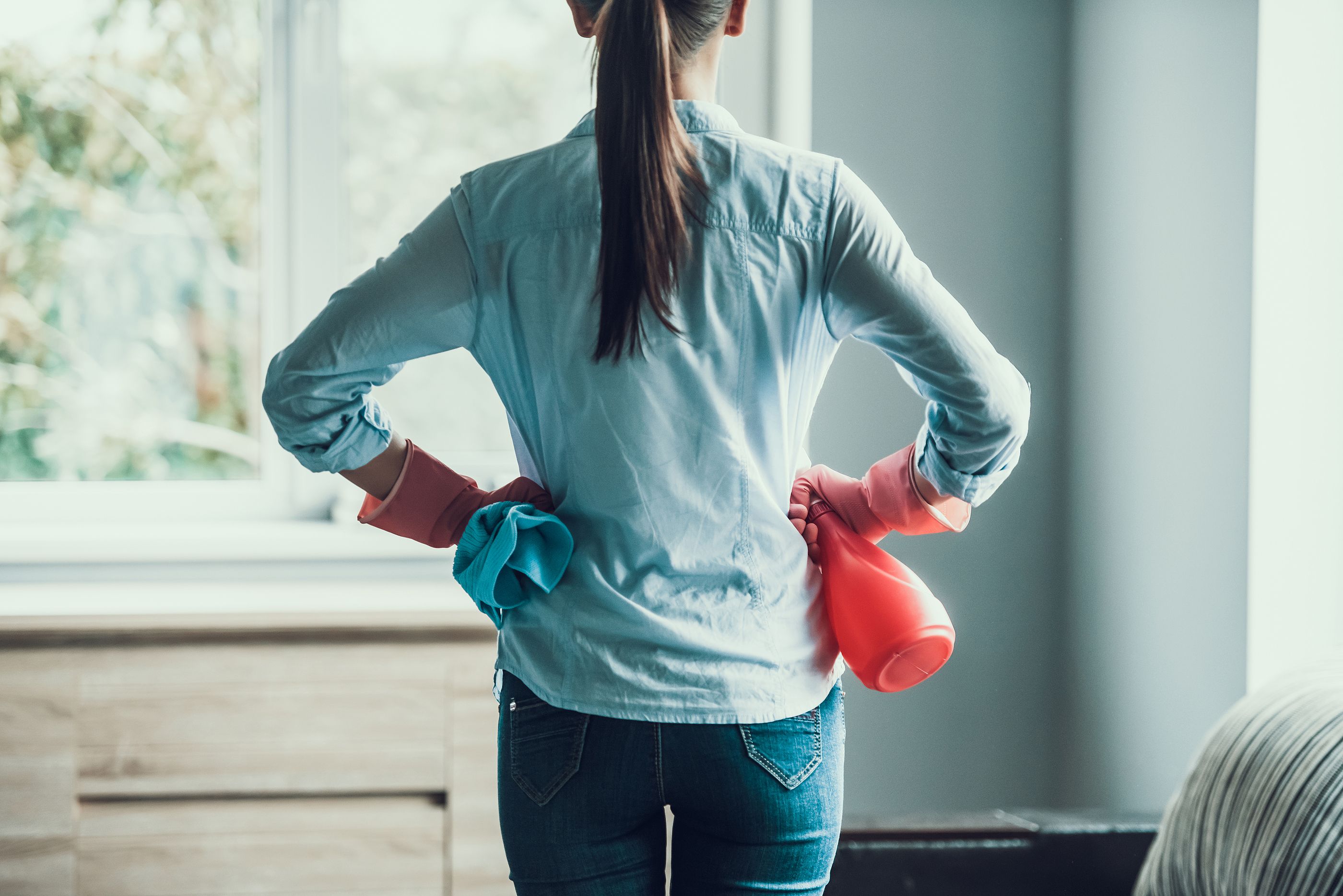 Casi cuatro de cada diez empleadas del hogar en España trabaja sin contrato