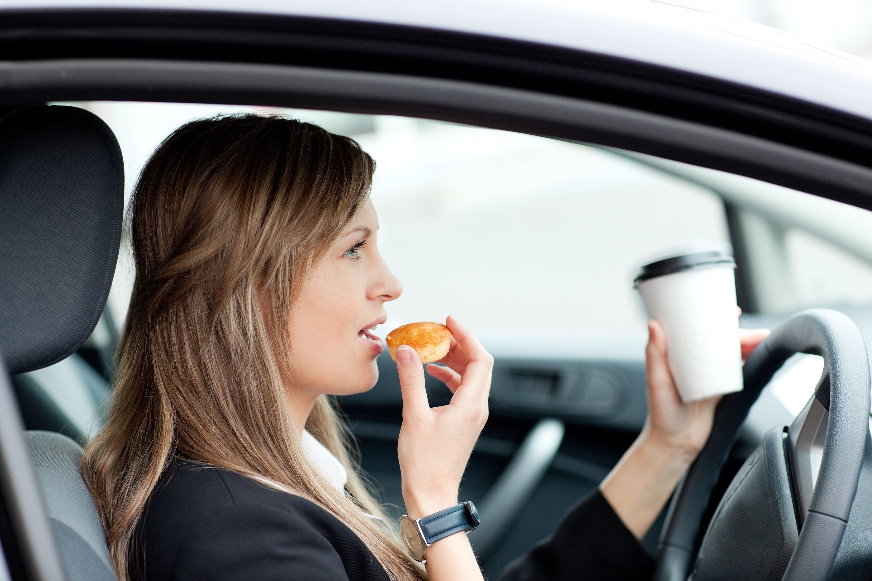 ¿Te pueden multar por quedarte sin gasolina? ¿Y por comer mientras conduces? (Bigstock)