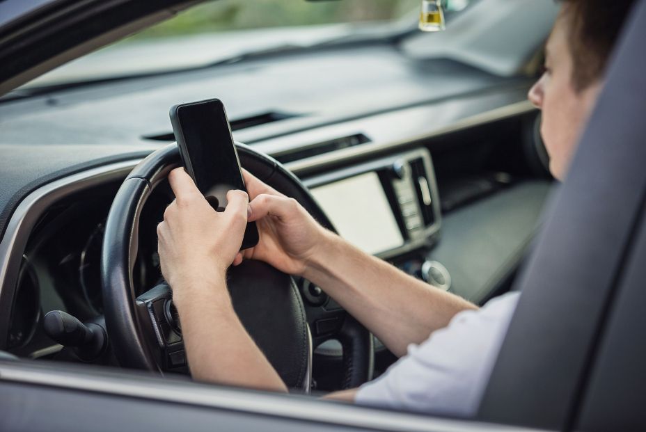 ¿Te pueden multar por quedarte sin gasolina? ¿Y por comer mientras conduces? (Bigstock)