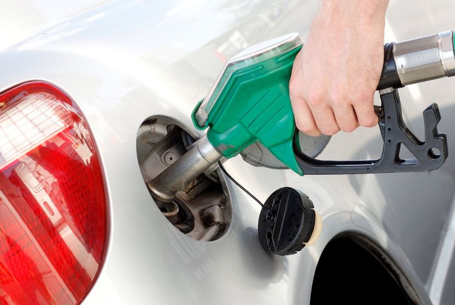 ¿Te pueden multar por quedarte sin gasolina? ¿Y por comer mientras conduces? (Bigstock)