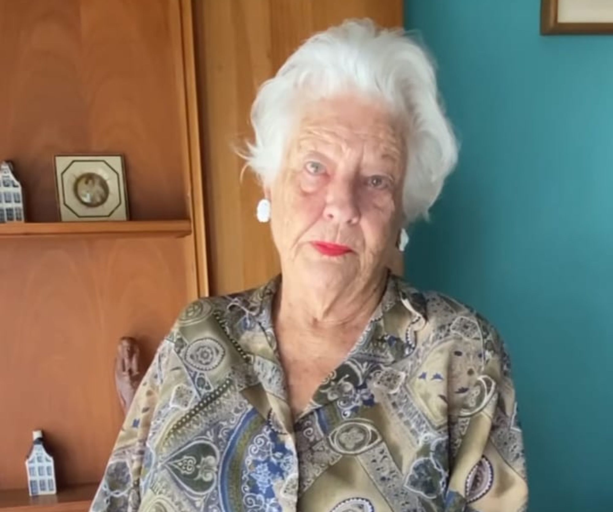 Granny, la nueva estrella en las redes que enseña inglés y comparte curiosidades del siglo pasado (Instagram)