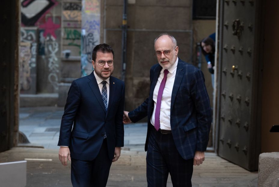 El presidente de la Generalitat de Cataluña, Pere Aragonès, y el director del Institut d'Estudis de L'Autogovern (IEA), Joan Ridao