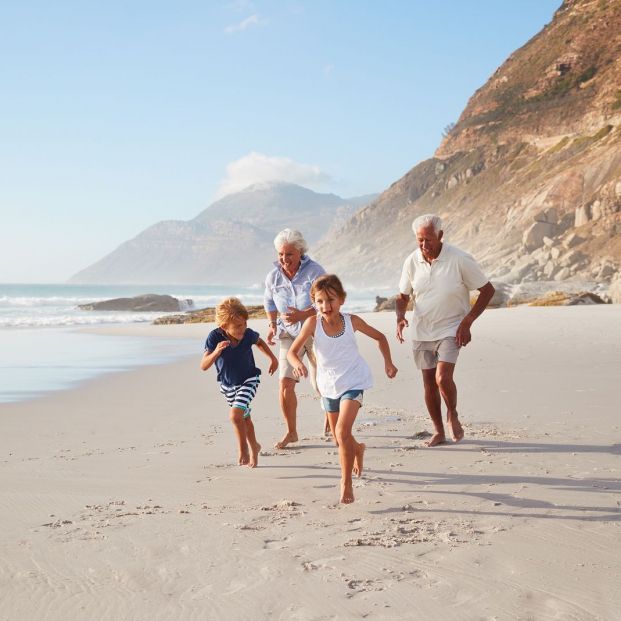 Abuelos que cuidan a sus nietos en verano