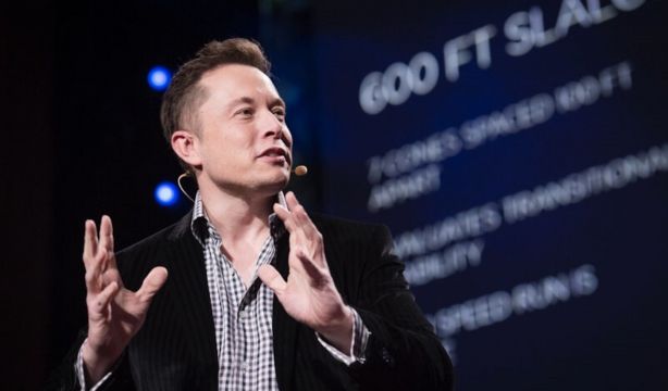 Elon Musk se centra en construir una ciudad en la Luna para "asegurar el futuro de la civilización"