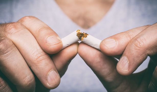 Nuevo Plan Antitabaco de Sanidad: subida de precios y ¿prohibido fumar en terrazas?