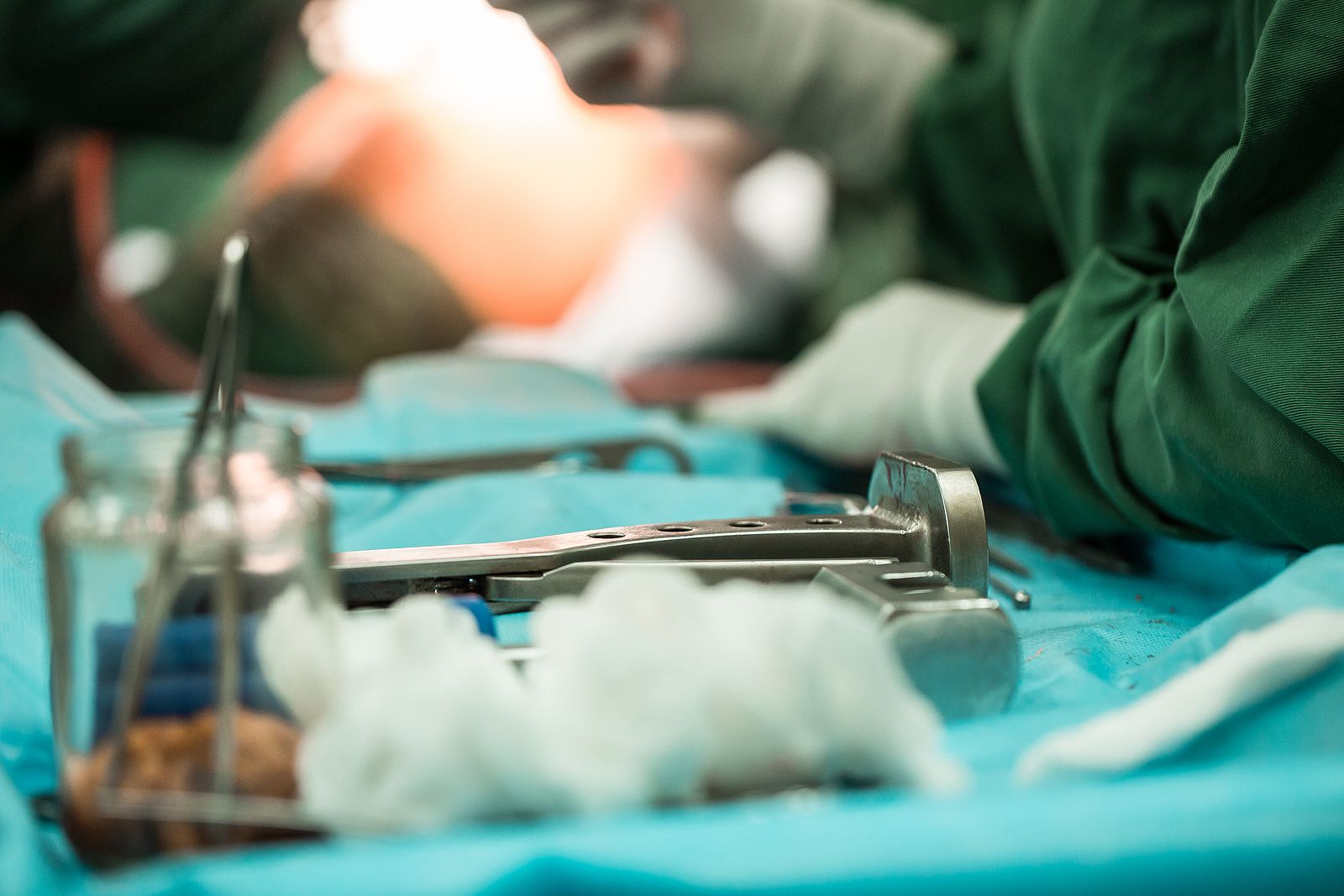 Nueva batalla judicial por prótesis de cadera defectuosas, la realidad ignorada de los implantes