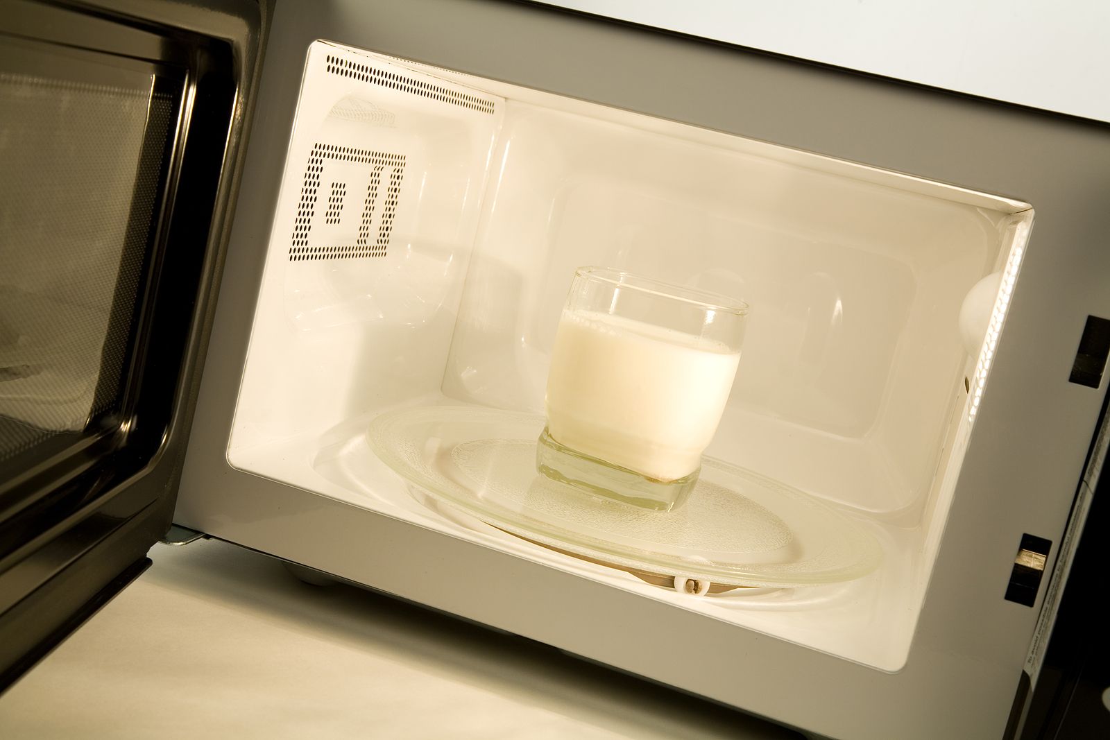 ¿Por qué no debemos calentar la leche en el microondas?