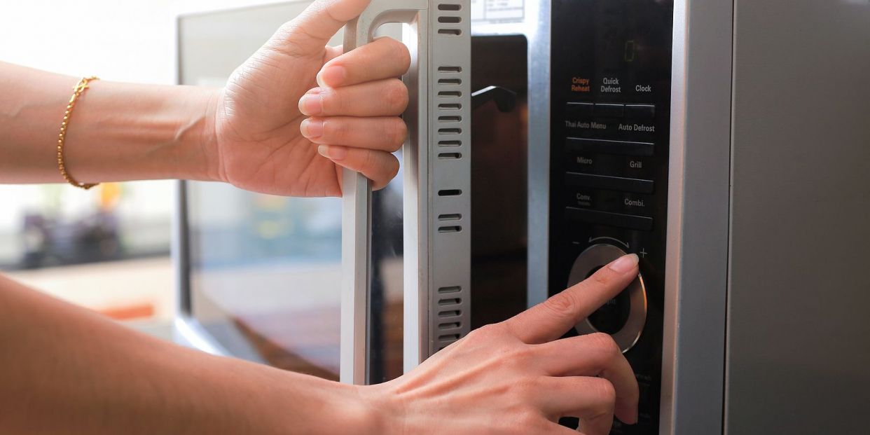 ¿Por qué no debemos calentar la leche en el microondas?