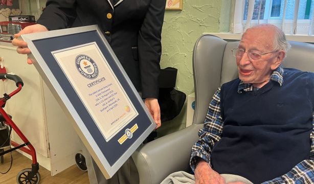 El inglés John Tinniswood se convierte en el hombre más longevo del mundo con 111 años (GuinnessWorld Records)