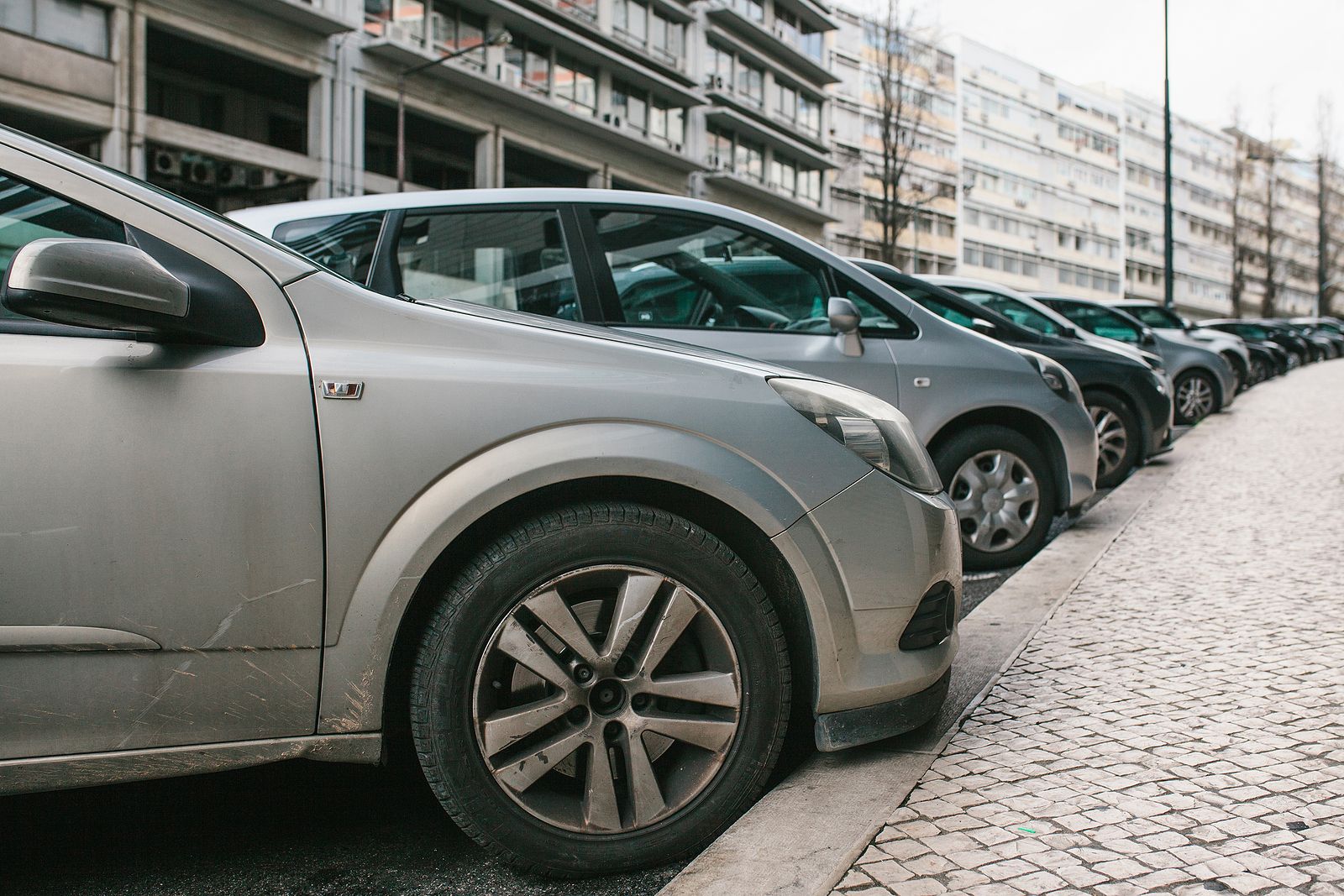 La Guardia Civil lanza un aviso sobre el error que no debes cometer cuando aparcas el coche (Big Stock)