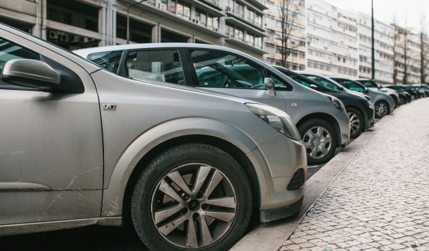La Guardia Civil lanza un aviso sobre el error que no debes cometer cuando aparcas el coche (Big Stock)