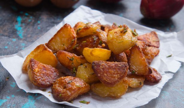 El truco de Martín Berasategui para hacer unas patatas al horno perfectas. BigStock 