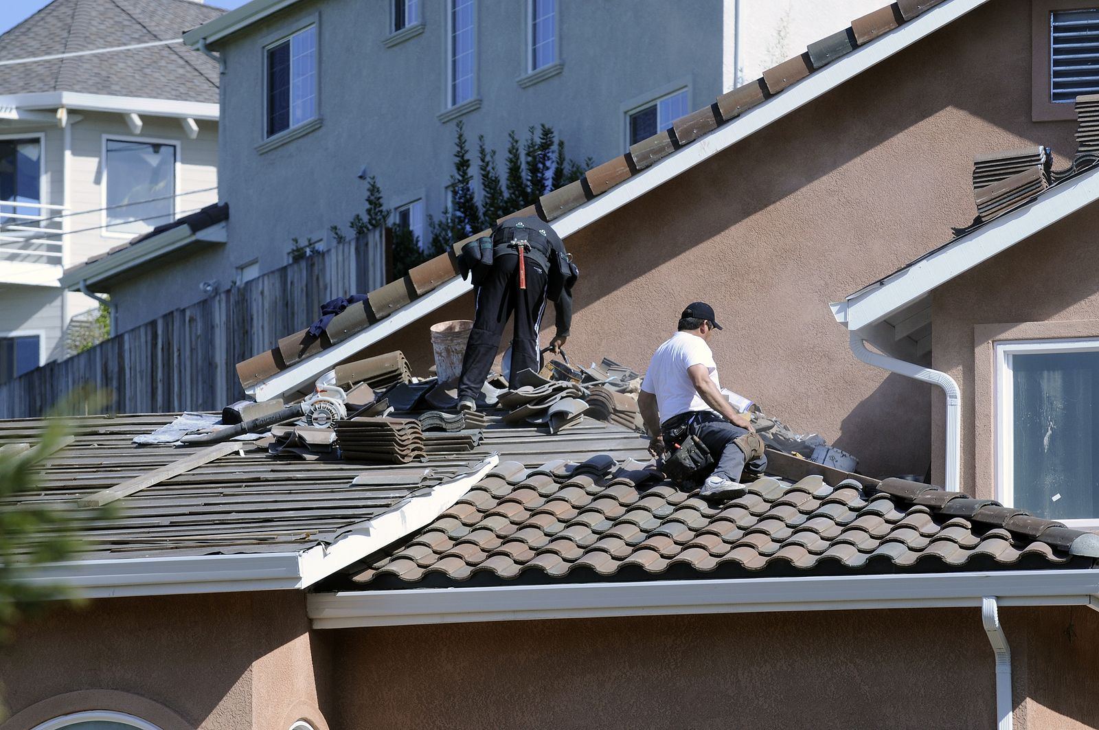 ¿Quién debe pagar la reparación del tejado en una comunidad de propietarios?