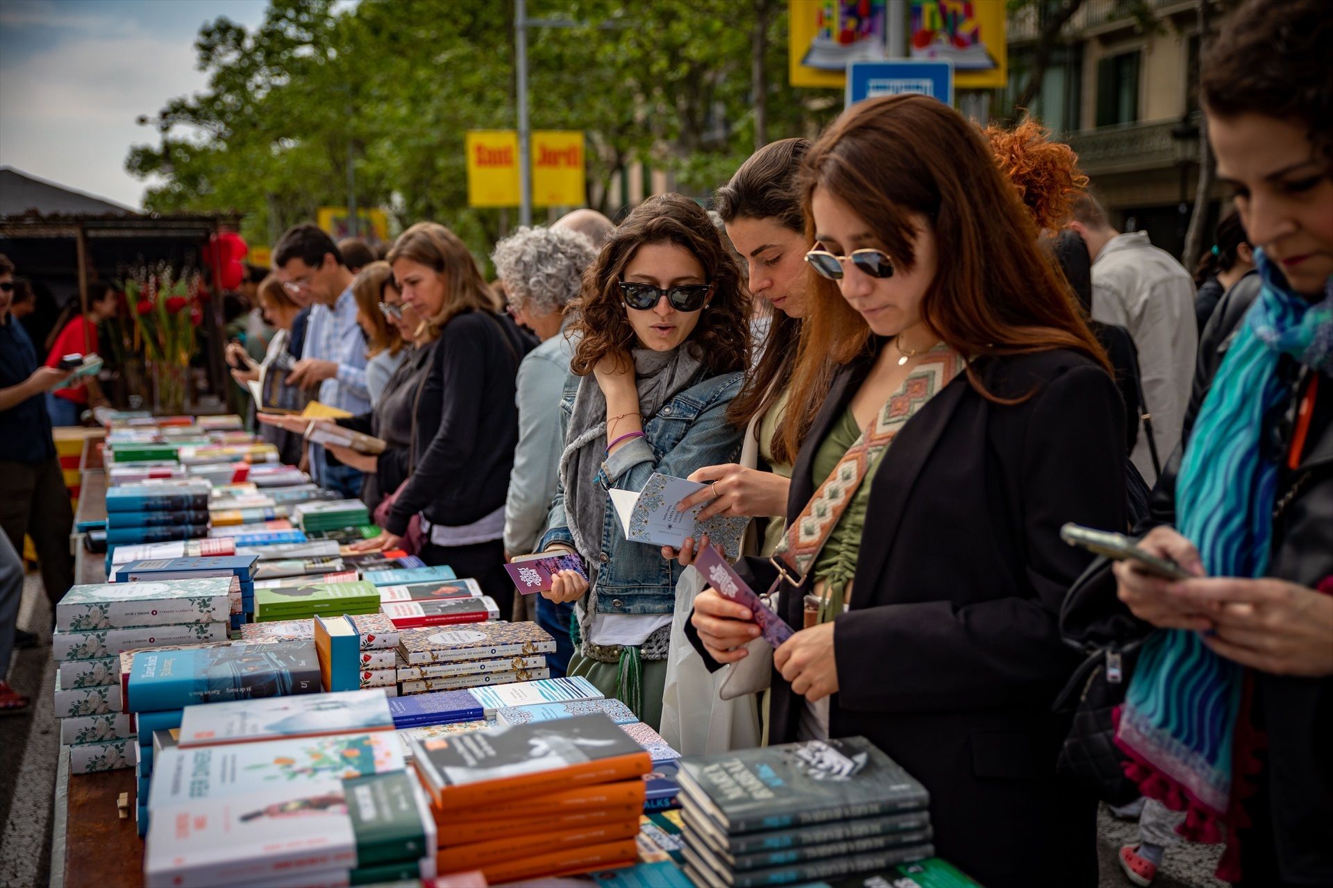 Barcelona se prepara para un Sant Jordi con más paradas y con La Rambla recuperada en su totalidad