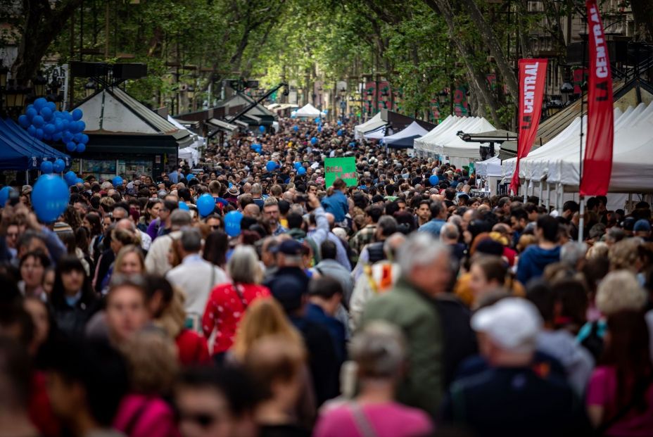 Barcelona se prepara para un Sant Jordi con más paradas y con La Rambla recuperada en su totalidad