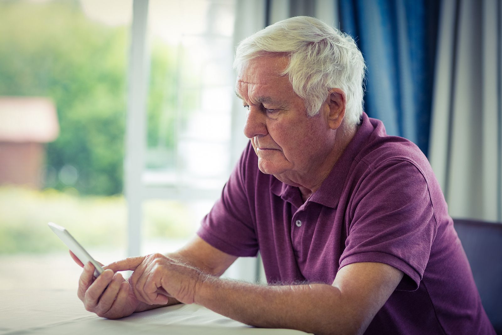 Los mayores de 65 años son los que más tiempo dedican a consultar webs y apps de salud (BigStock)