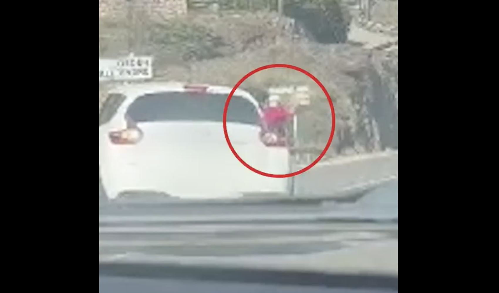 Una niña de dos años cae por la ventana de un coche en marcha