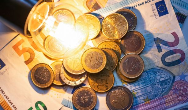 Con el precio de la luz en negativo, ¿es mejor estar en el mercado libre o el regulado?