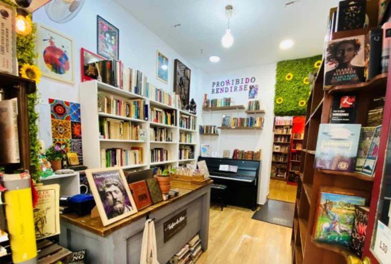 La librería de Lavapiés donde los mayores pueden llevarse libros prestados (Tráfico de Libros)