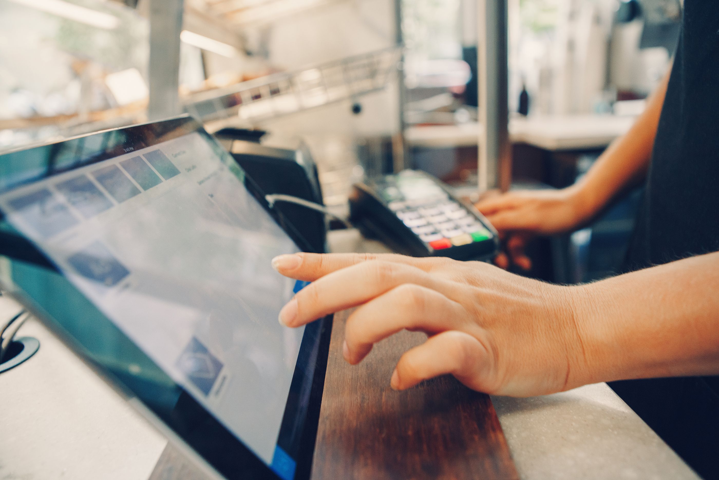 Así puedes guardar rápidamente tu compra en la bolsa cuando pagas en caja (Bigstock)