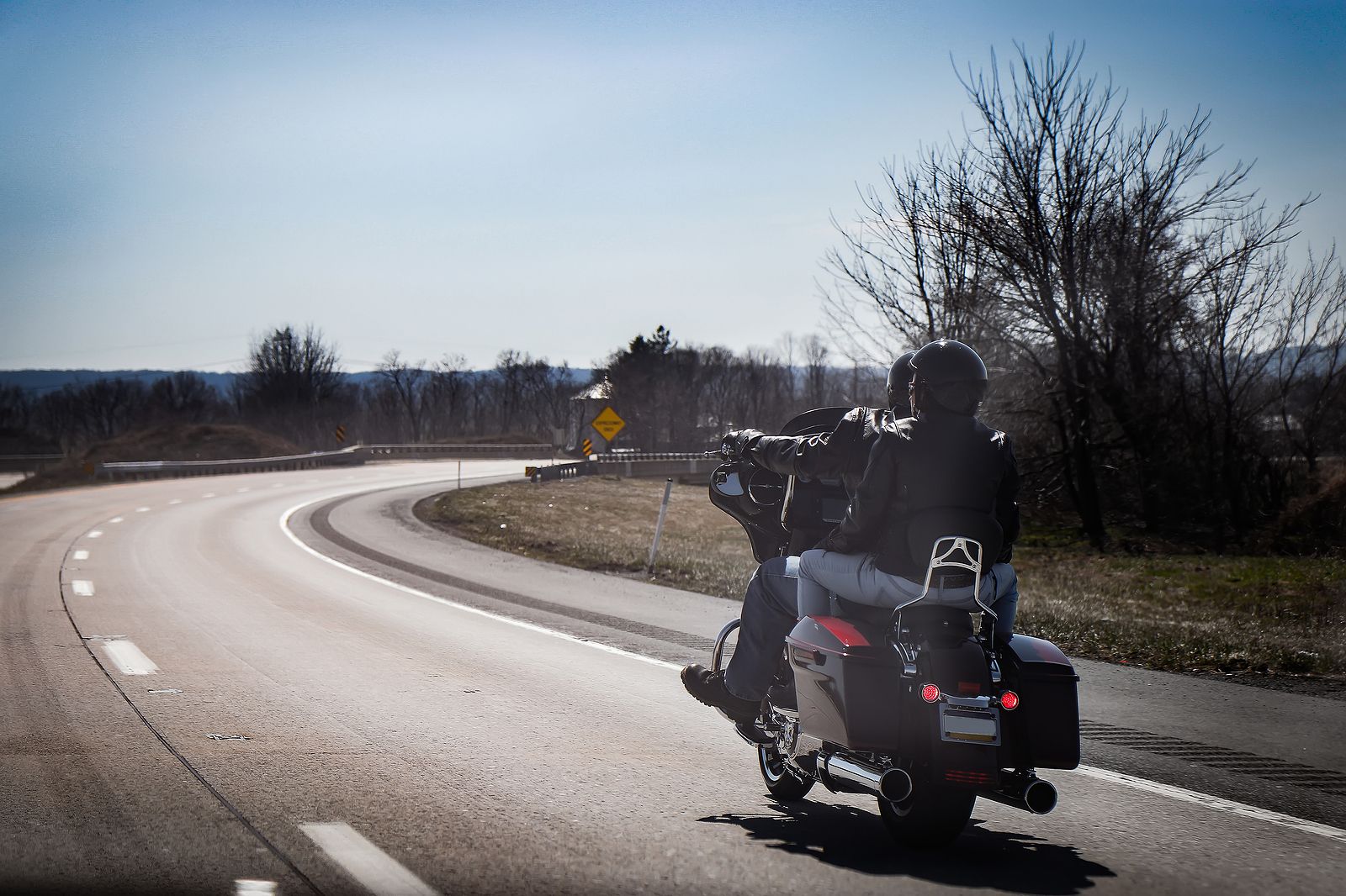 La DGT permitirá que las motos vayan por el arcén en atascos