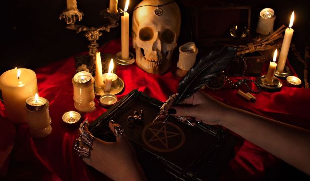 Aparecen los cadáveres de dos hermanas en un local dedicado al satanismo