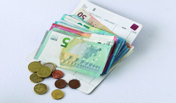 Guerra entre los bancos por domiciliar la nómina: hasta 400 euros de regalo