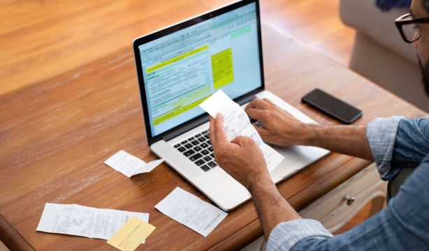 La mitad de las facturas en España se pagó con retraso en 2023 (Bigstock)