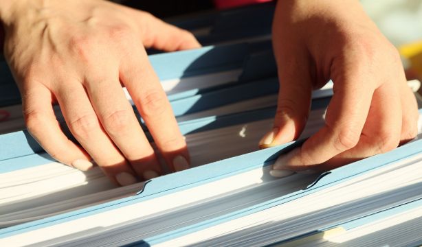 Los papeles y documentos que nunca debes tirar (Bigstock)