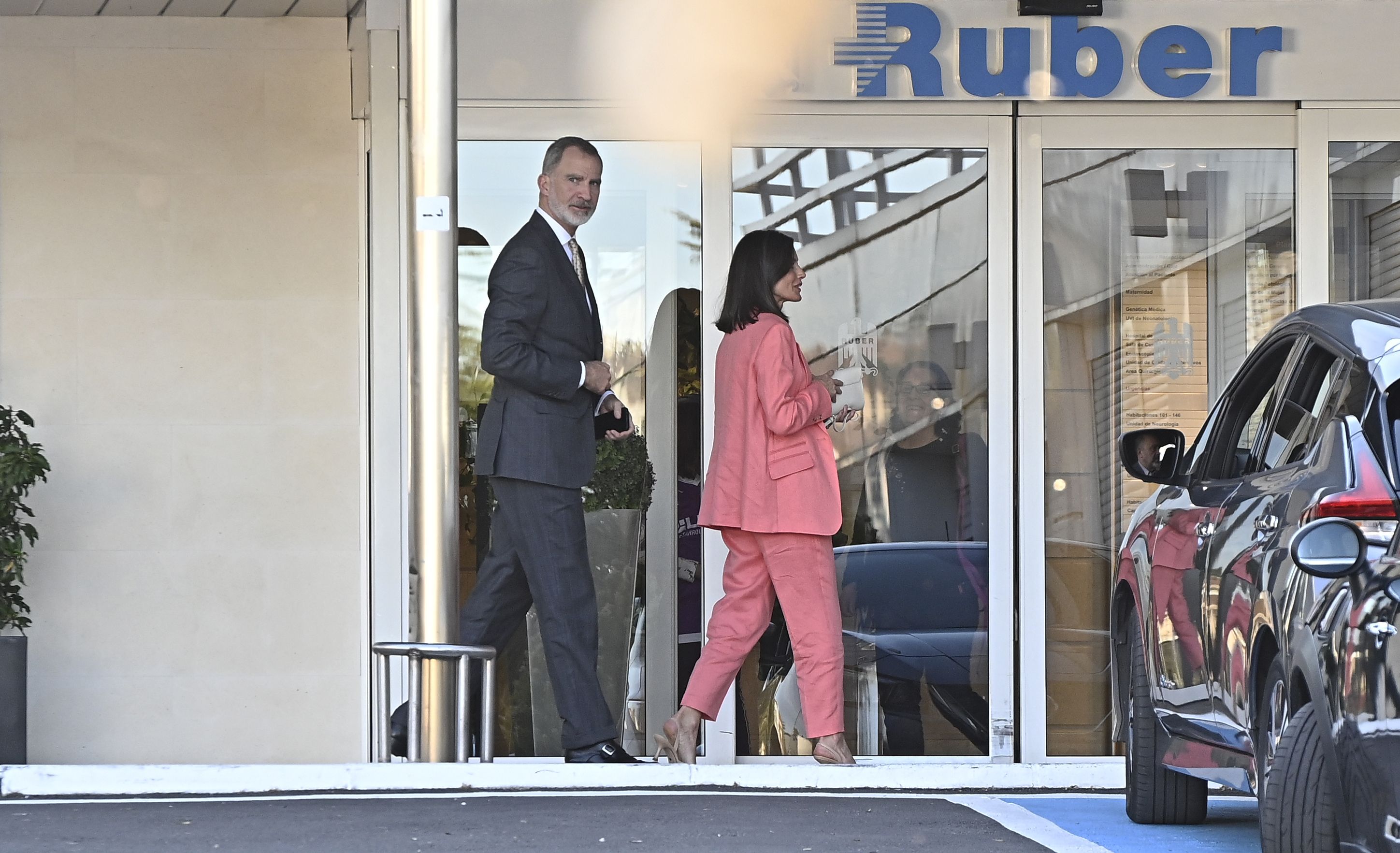 Los Reyes visitan a doña Sofía en el Hospital Ruber Internacional (Quirónsalud)