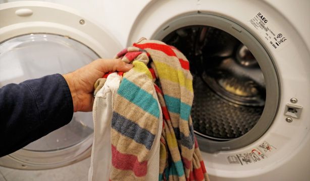 Sigue este truco para recuperar el tamaño de la ropa encogida en la lavadora (Europa Press)