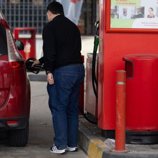 EuropaPress 5663923 persona reposta gasolinera enero 2024 madrid espana precio medio gasolina (2)