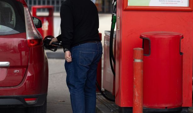 Avisan de la multa que pueden ponerte por algo que muchos hacen en las gasolineras