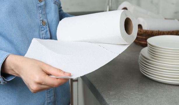 Estos son los errores que cometes al usar el papel de cocina para limpiar