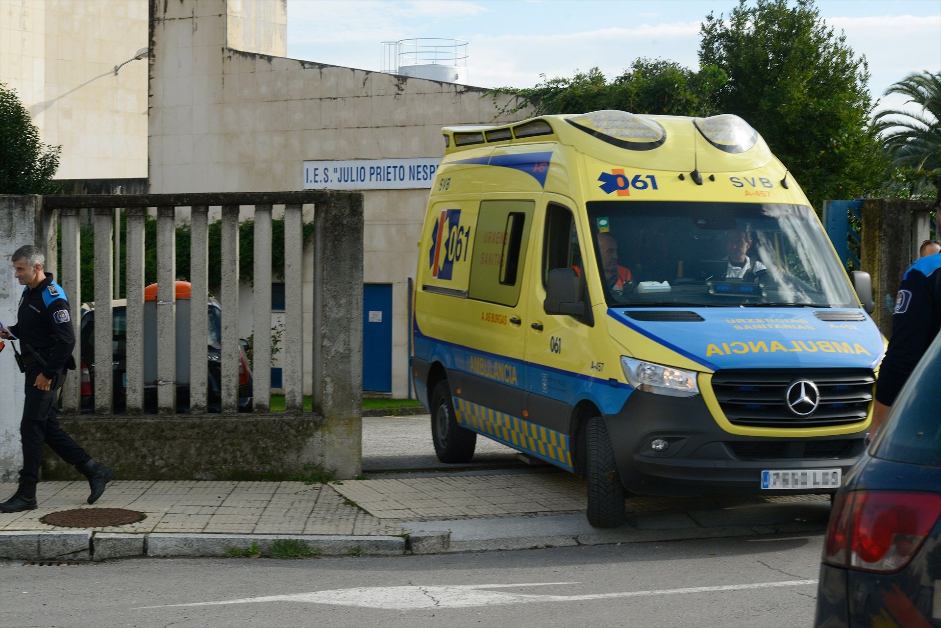 Muere un hombre tras ser atropellado por su hijo cuando daba marcha atrás con su coche en el patio