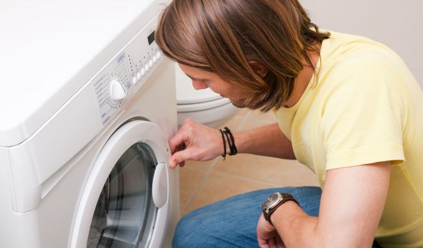 El elemento de la lavadora para dosificar detergente que no sabías que existía (Bigstock)