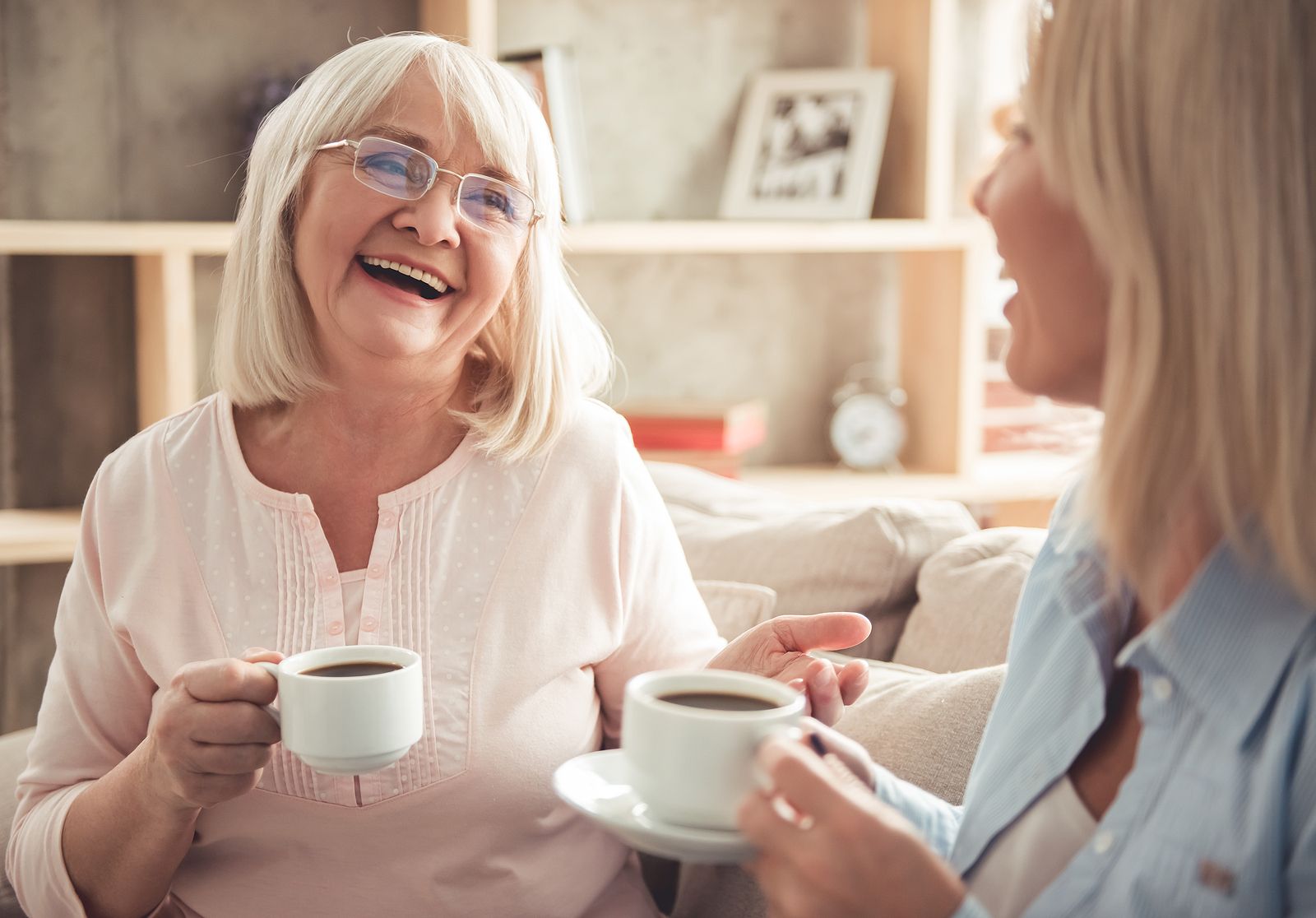 Los consejos de una experta para que el café no manche tus dientes