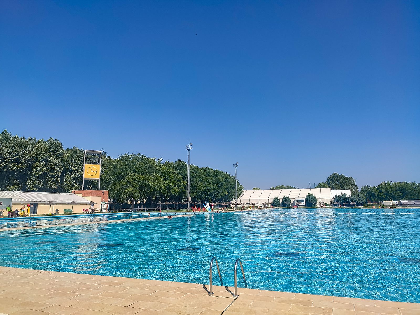 Estas son las 28 piscinas municipales que abrirán este verano en Madrid