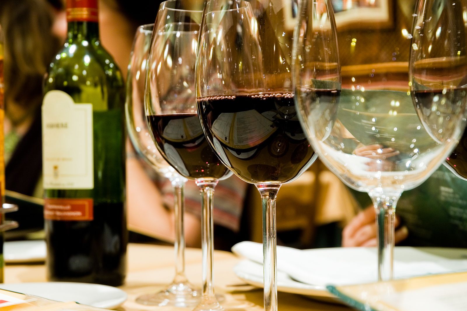 Un restaurante ofrece vino gratis a los que dejen el móvil mientras comen