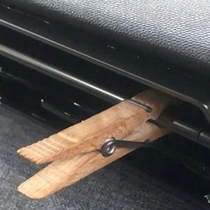 El truco de la pinza: cómo mantener el buen olor dentro del coche . Fuente, Twitter.
