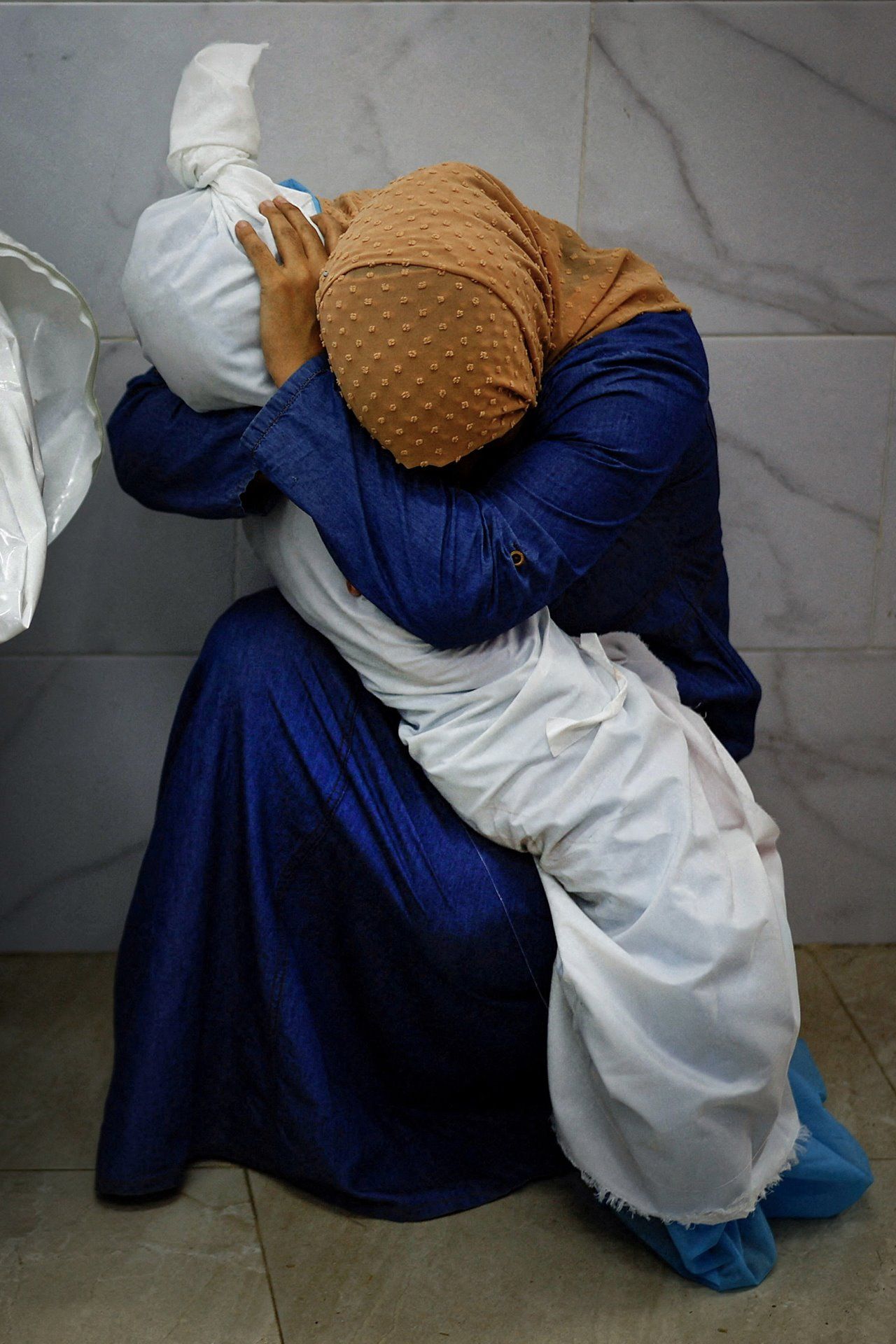 World Press Photo 2024: el abrazo de una palestina a su sobrina muerta en Gaza es la foto del año