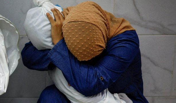 World Press Photo 2024: el abrazo de una palestina a su sobrina muerta en Gaza es la foto del año