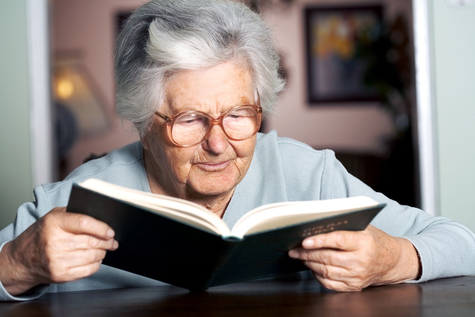 ¿Es malo leer en dispositivos electrónicos? ¿Y con poca luz? Mitos y verdades sobre lectura y vista