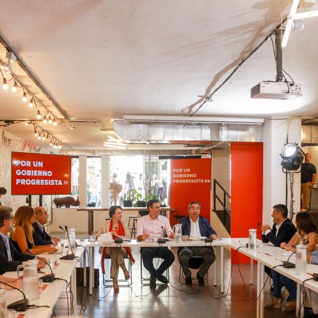 Pedro Sánchez y  Magdalena Valerio, con las organizaciones de autónomos.